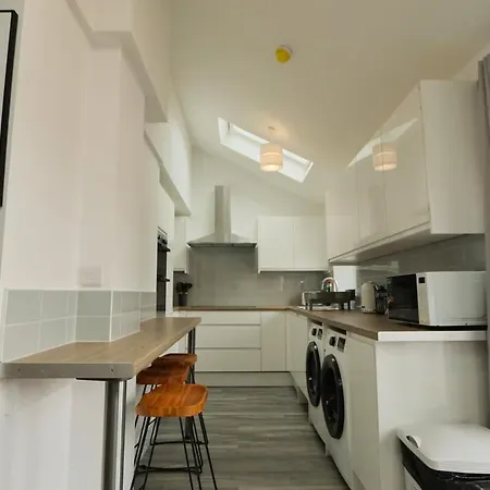 Bridgman Grove Five Bedrooms House *