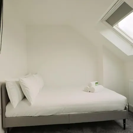 Bridgman Grove Five Bedrooms House