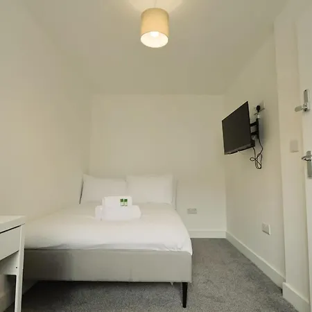Bridgman Grove Five Bedrooms House شقة *