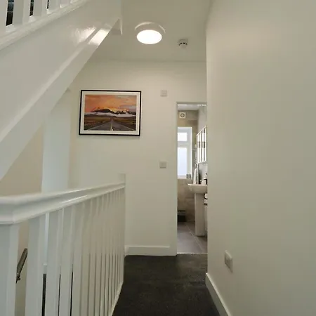 Bridgman Grove Five Bedrooms House *