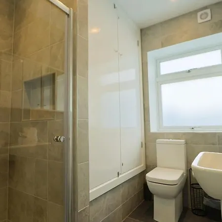 Bridgman Grove Five Bedrooms House בריסטול