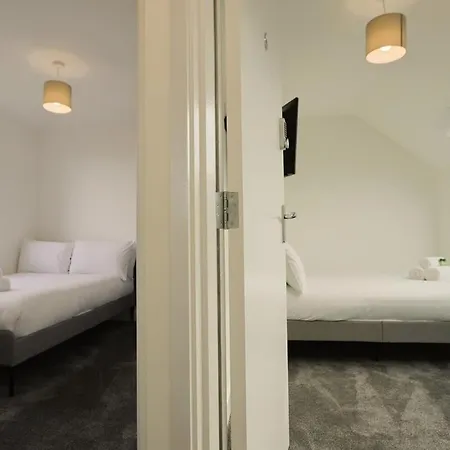 Bridgman Grove Five Bedrooms House דירה